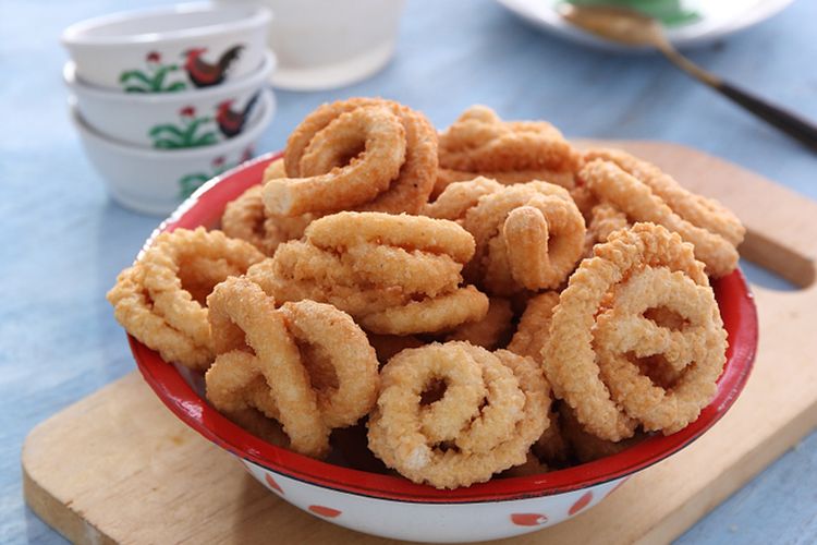 cara membuat kue akar kelapa renyah dan gurih
