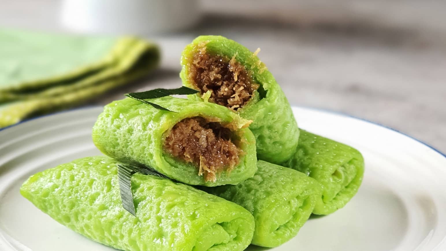 Cara Membuat Kulit Dadar Gulung Berpori