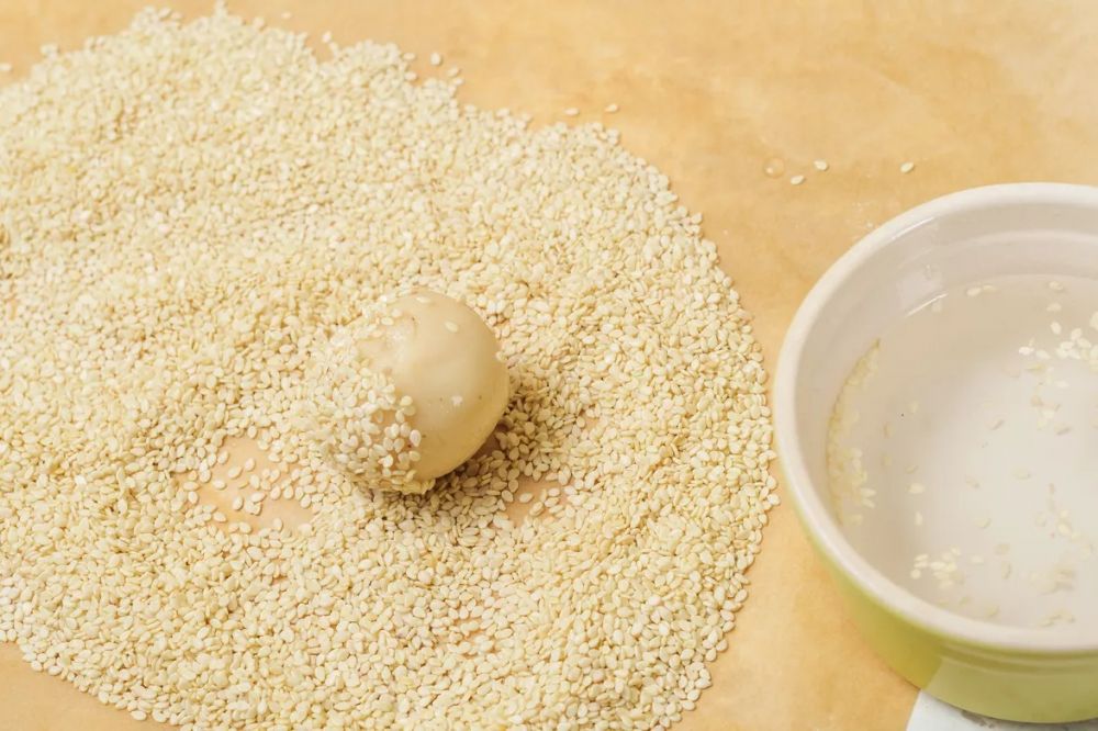 Cara membuat roti ketawa wijen