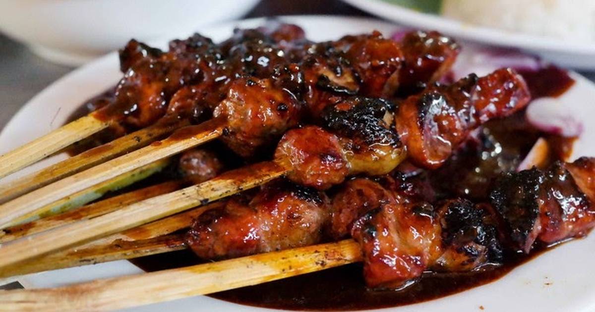 bumbu olesan sate kambing sebelum dibakar