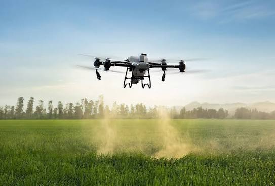 perbedaan drone sprayer dan sprayer manual