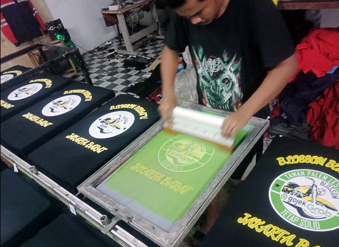 cara menyablon baju