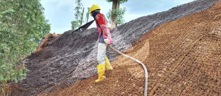 Proses hydroseeding untuk reklamasi lahan dengan cocomesh