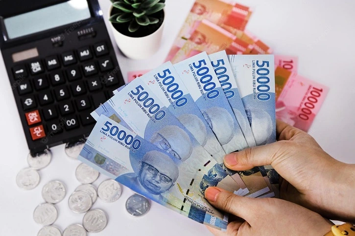 Pemilik toko retail sedang menghitung keuntungan dan mengevaluasi hasil penjualan toko