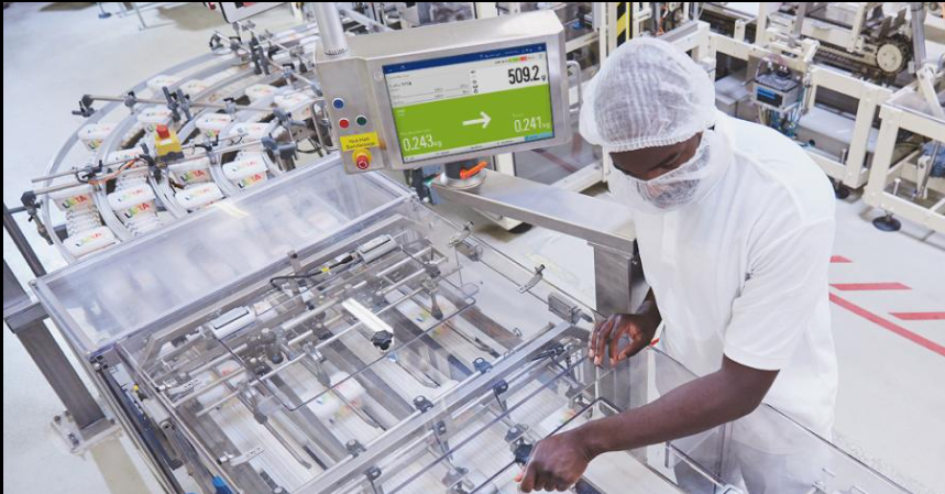 Check weigher otomatis pada lini produksi industri untuk memastikan akurasi penimbangan produk selama proses quality control.