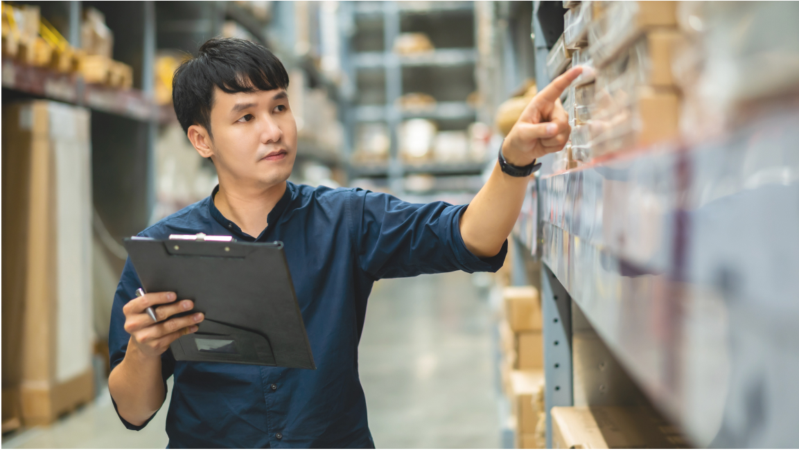 Proses stock opname barang dengan pemilik toko menghitung dan mengecek jumlah produk di rak