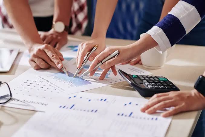 Pemilik usaha menentukan target omzet usaha berdasarkan data penjualan