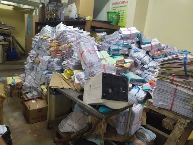 mengurangi limbah kertas kantor