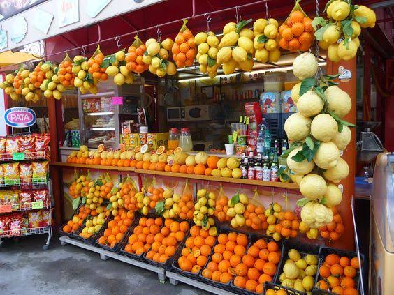 Pemilik toko buah menata produk segar untuk meningkatkan penjualan dan menarik pelanggan