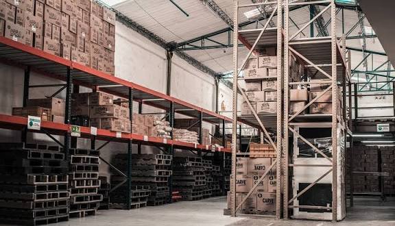 Karyawan toko mencatat hasil penghitungan stok barang setelah melakukan stock opname